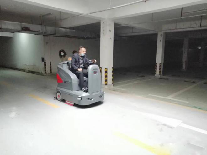 淮安小区物业保洁不用人力改用驾驶式洗地机了